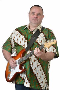 Eric Leroy with green batik and american stratocaster guitar